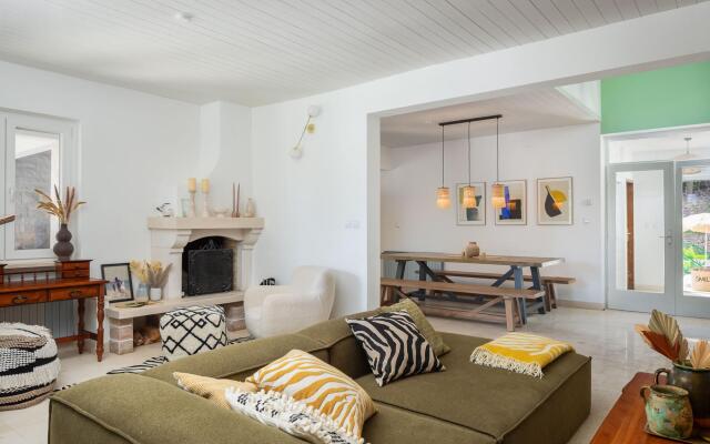 Sina in Splitska with 4 bedrooms and 3 bathrooms