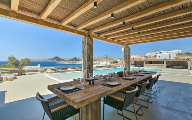 Villa With Resort Style Pool