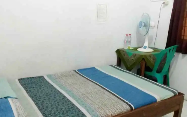 Budget Room near Stasiun Tugu at Losmen Mawar