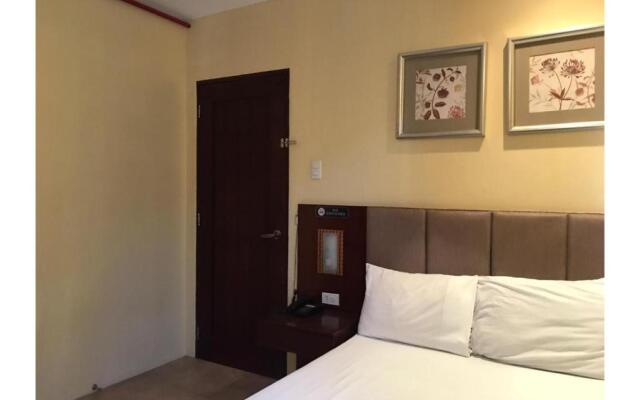762 Laurien Hotel