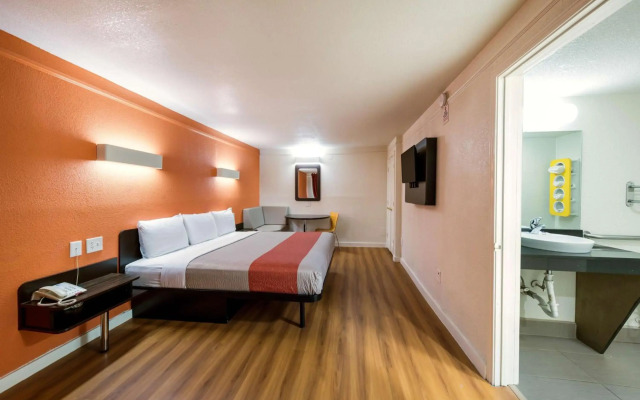 Motel 6 Dallas, TX - Farmers Branch