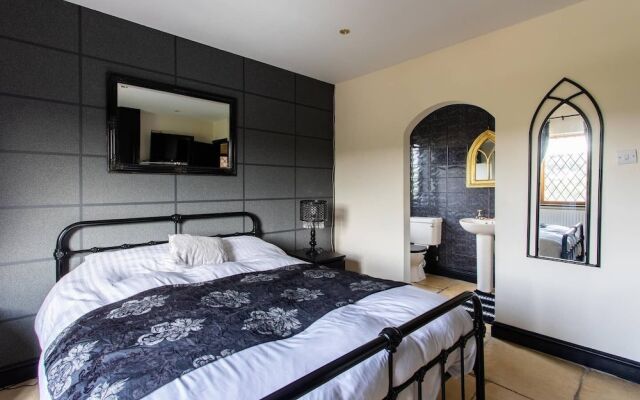 4 Bed House with Swimming pool and Sauna