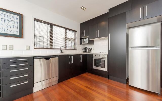 QV Modern 3 Level Sunny Townhouse - 640