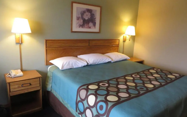 Super 8 by Wyndham Macomb