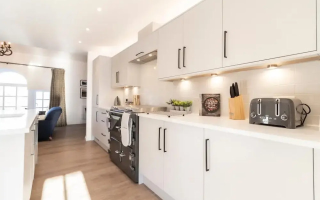 NEW Sleek & Stylish 2BD Flat - Heart of Haworth