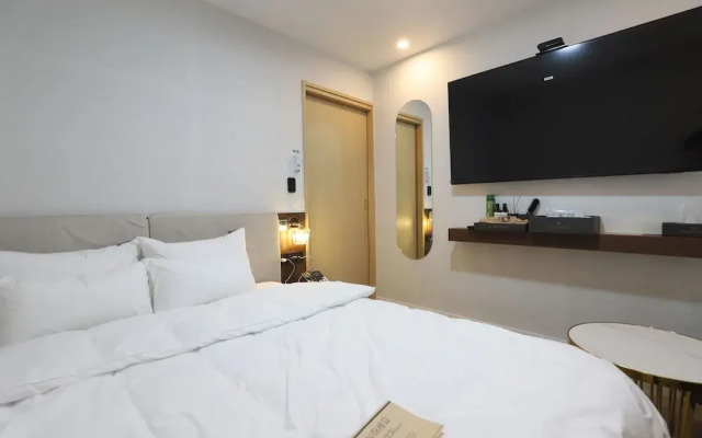 Geoje-Si Hound Hotel Jangseungpo