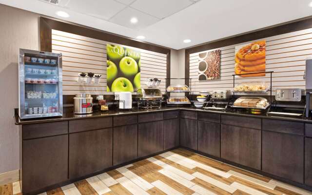 La Quinta Inn & Suites by Wyndham DC Metro Capital Beltway
