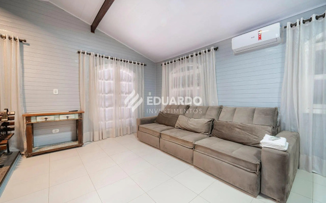 Piscina e jacuzzi a poucos metros do mar.