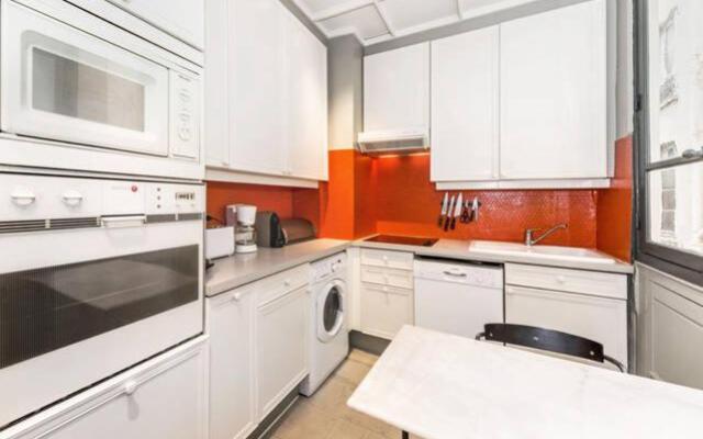 Large & Bright Apartment, Central Paris, Montmartre-Opéra, Picturesque Rue des Martyrs