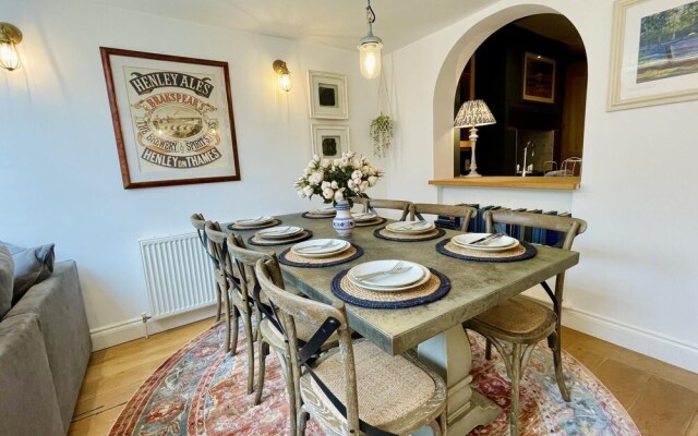 Dolls House - Luxury Townhouse - From 400 Per Night
