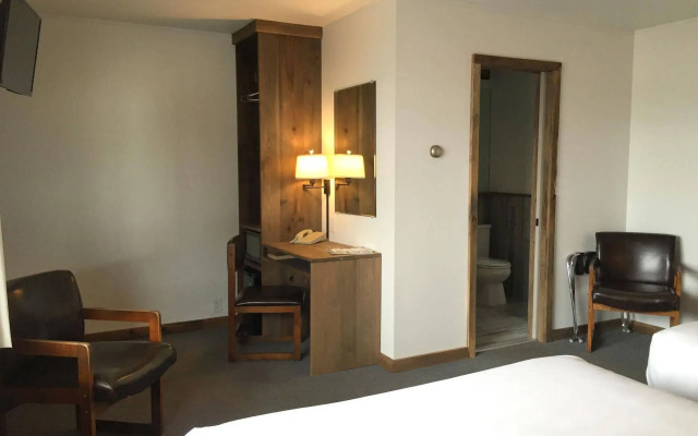 Aqua Aire Inn & Suites