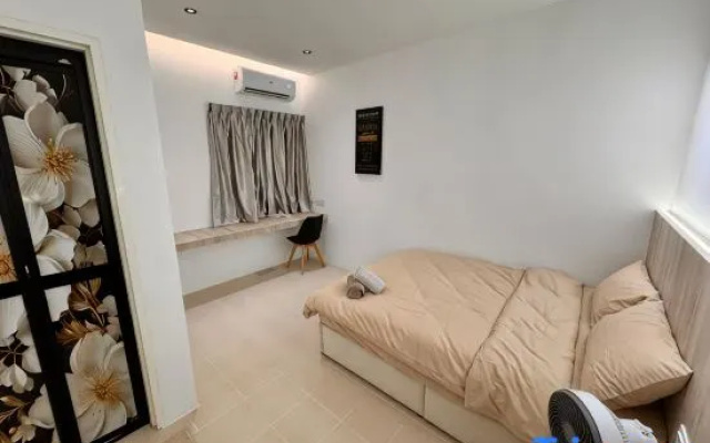 Modern minimalist cream-colored themed Parit Raja – Guest Rooms – Parit Raja