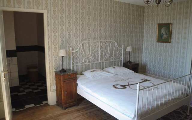 Petit Château Armand Bourgoin B & B