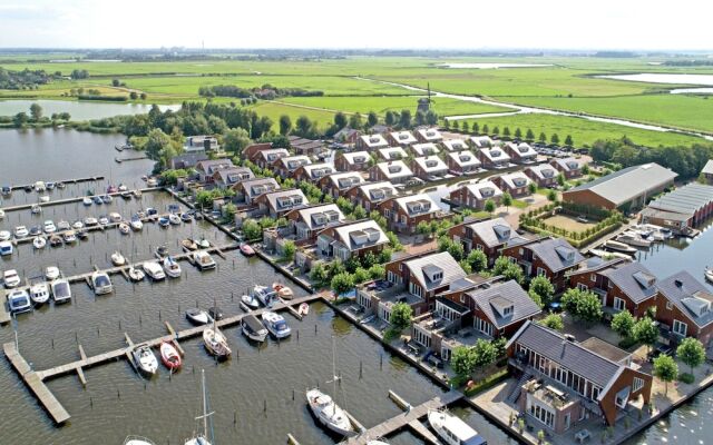 Modern Houseboat With air Conditioning Located in Marina
