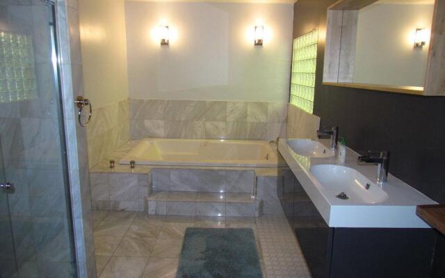 4 Bedroom Celebrity House with Pool & City View