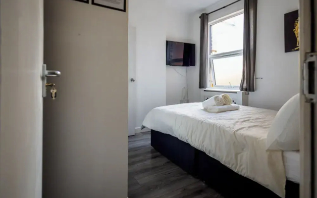 Ensuite1 Woodhouse private bath 2kitchen