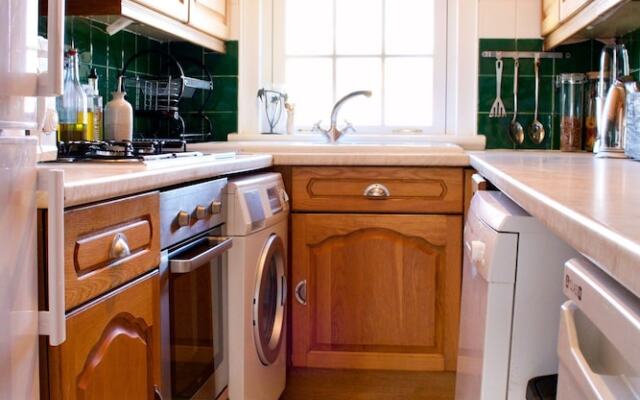 2 Bedroom Central Edinburgh Flat