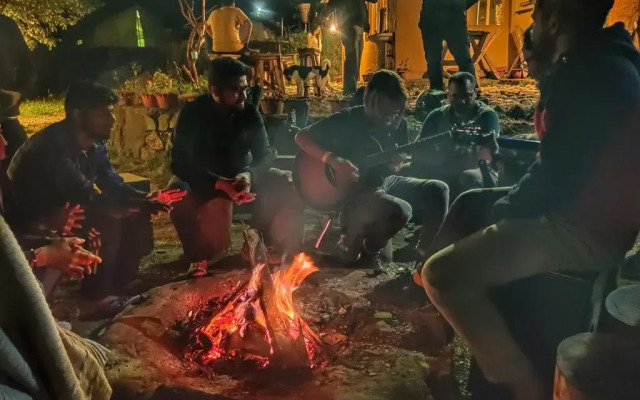 Monkey Mud Hostel And Camps