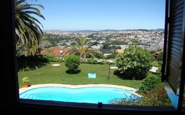Chalet con piscina y 2000 m de jardín