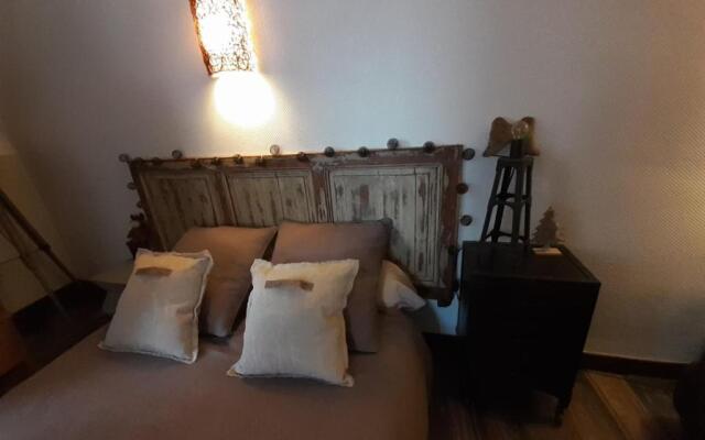 Maison atypique dans cité médiévale