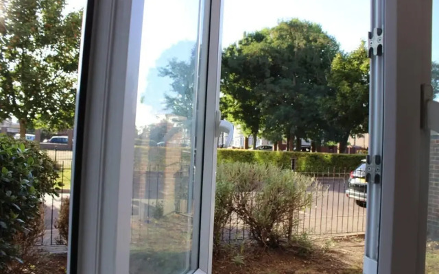 2 Bed Flat - Sleeps 4 - Parking - Wifi