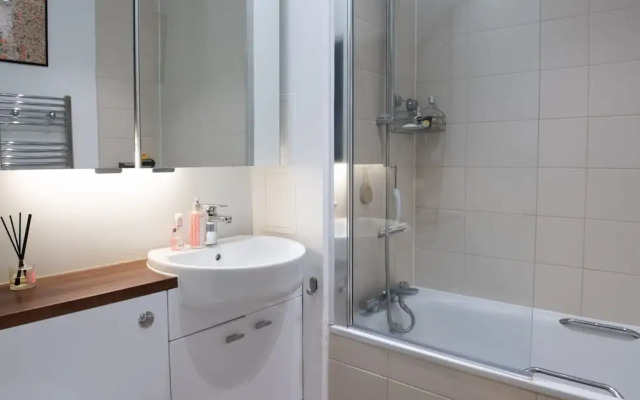 Cozy Modern Apartment In East London