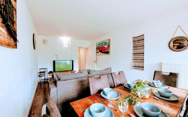 Chic and comfortable apart near Paris