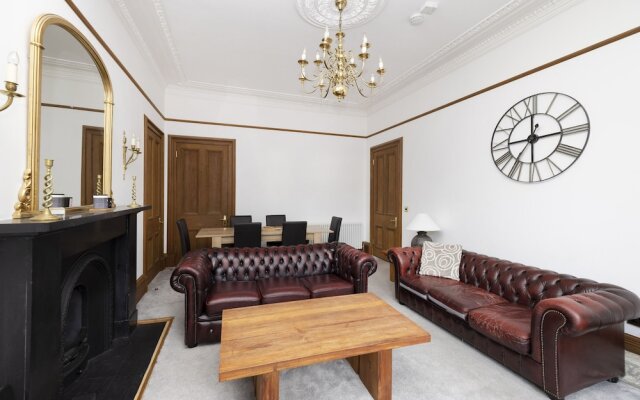 5 Bedroom Apt Near Meadows & George Square