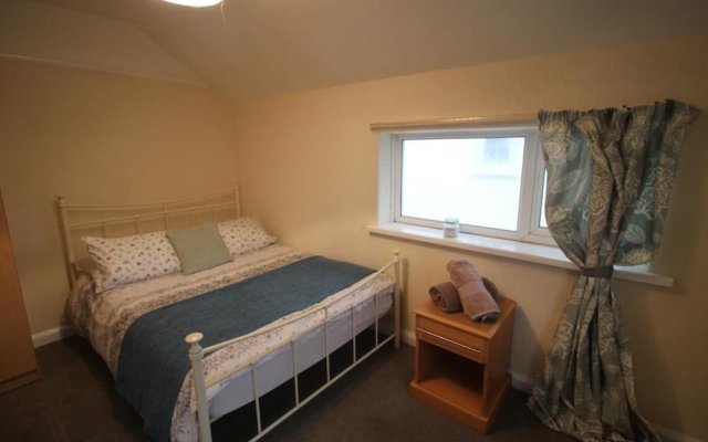 Heol Booker 4 Bedroom House by Cardiff Holiday Homes