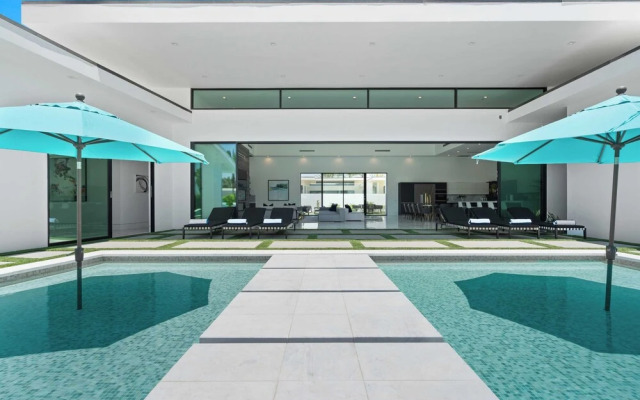 Sleeps 23 Pool, Hot Tub & Putting Green Minutes to Golf & Dining Bravo Villa #7 by Avantstay