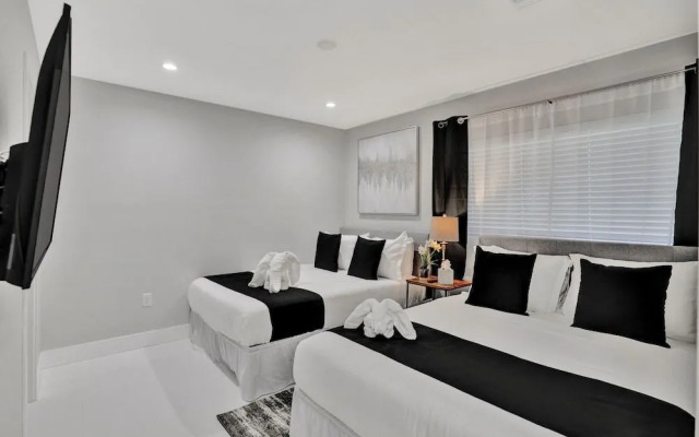 Renovated 5½ Bedroom Home/Heated Pool