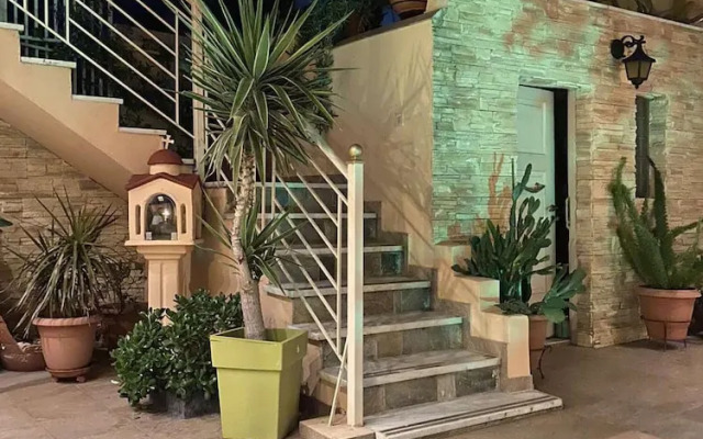 Oasis Garden Apartment