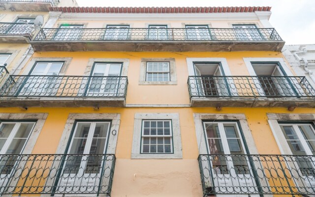 Bright & Spacious Alfama Typical Apartment, By TimeCooler