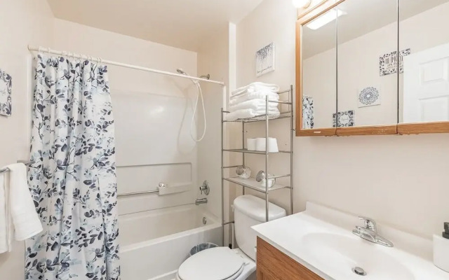 Have The Best Stay At Our Modern Art Gallery Home 3 Bedroom Home by Redawning