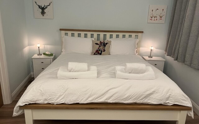 Charming Woodland Lodge 2 Person 1 Bedroom