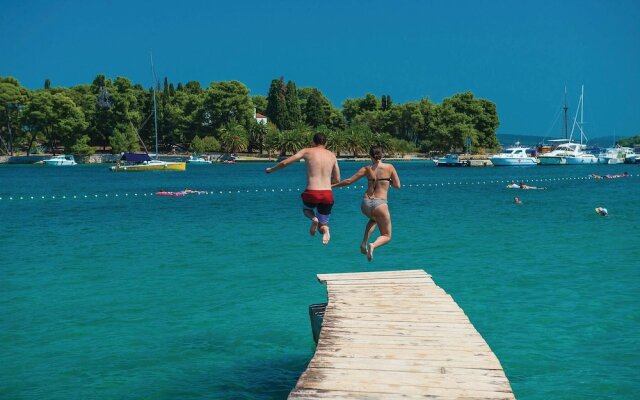 Stunning Home in Preko With 3 Bedrooms and Wifi