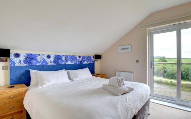 Idyllic Holiday Home in Saint Columb With Terrace