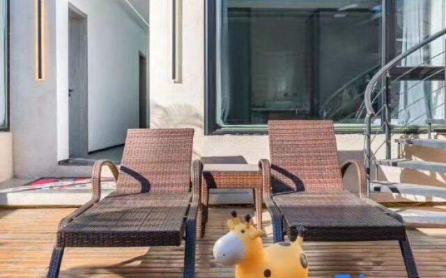 Qiqi Huaxi Homestay (Qinglongxia Scenic Area)