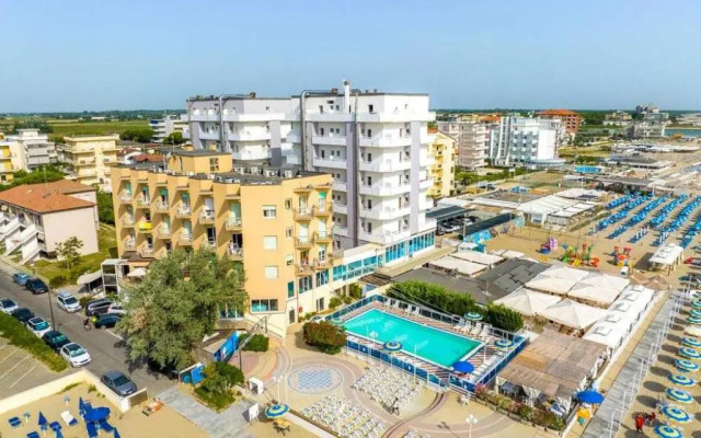 Club Hotel Bikini & Tropicana