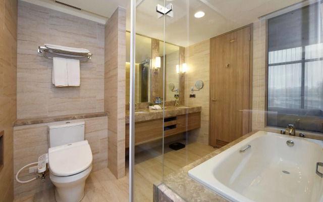 Fullon Hotel Taoyuan Airport Access MRT A8