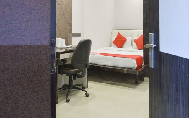 OYO Flagship 3352 Krishna Guest Lines Bagri Market