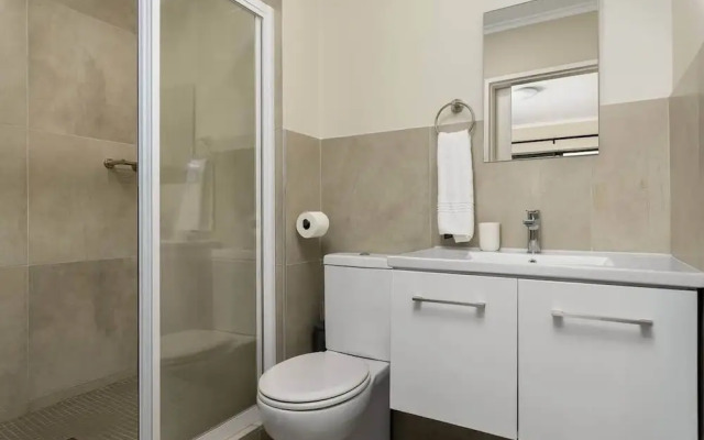 Modern 2 Bed Century City Apartment, Pool + Braai