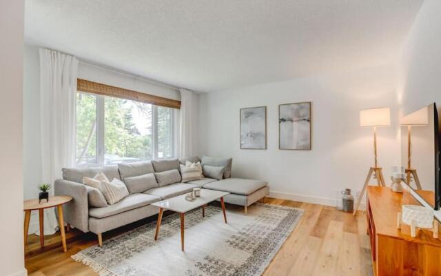 The Elm, 4 Bed Bungalow with Backyard and Firepit