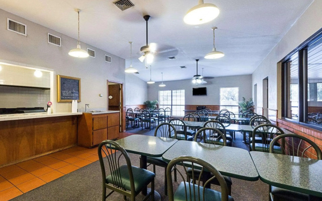 Econo Lodge Inn & Suites Fulton - Rockport