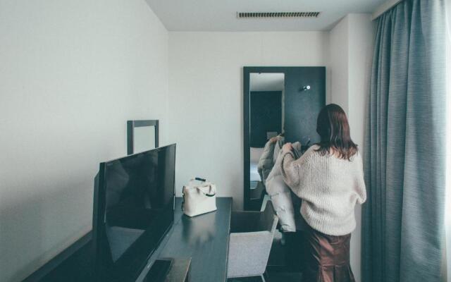 Hamilton Hotel Black