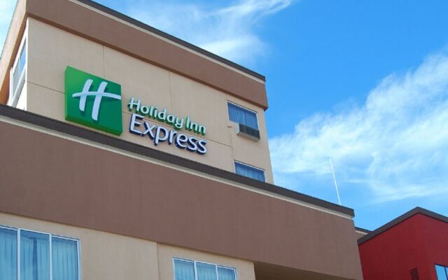 Holiday Inn Express & Suites Los Angeles Downtown West