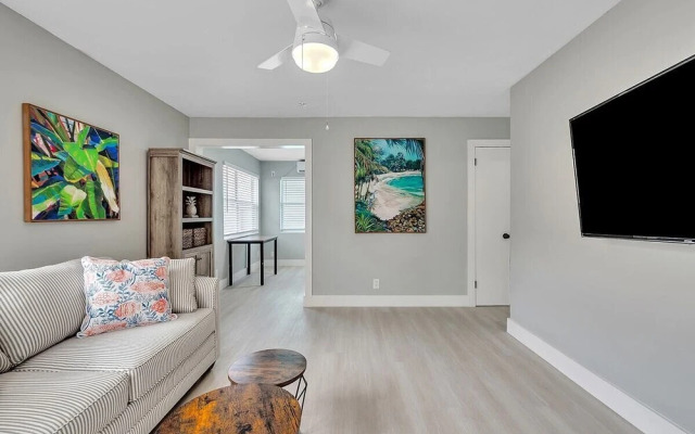 Modern Apt Near Beach Views & Wi-fi