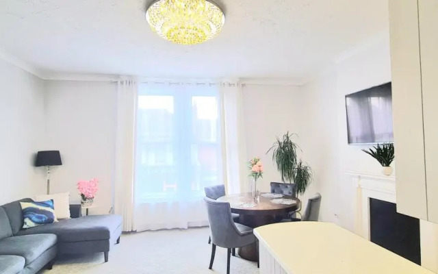 Spacious 3 bedroom flat near the sea