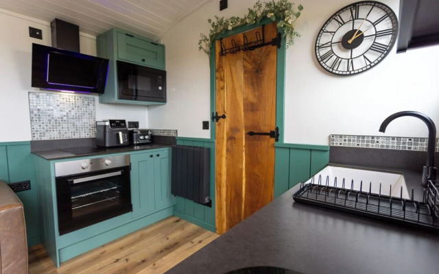 Willows Rest - 1 Bed Shepherd's Hut - Pentlepoir