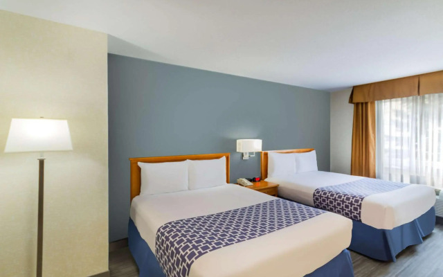 Econo Lodge Inn & Suites University